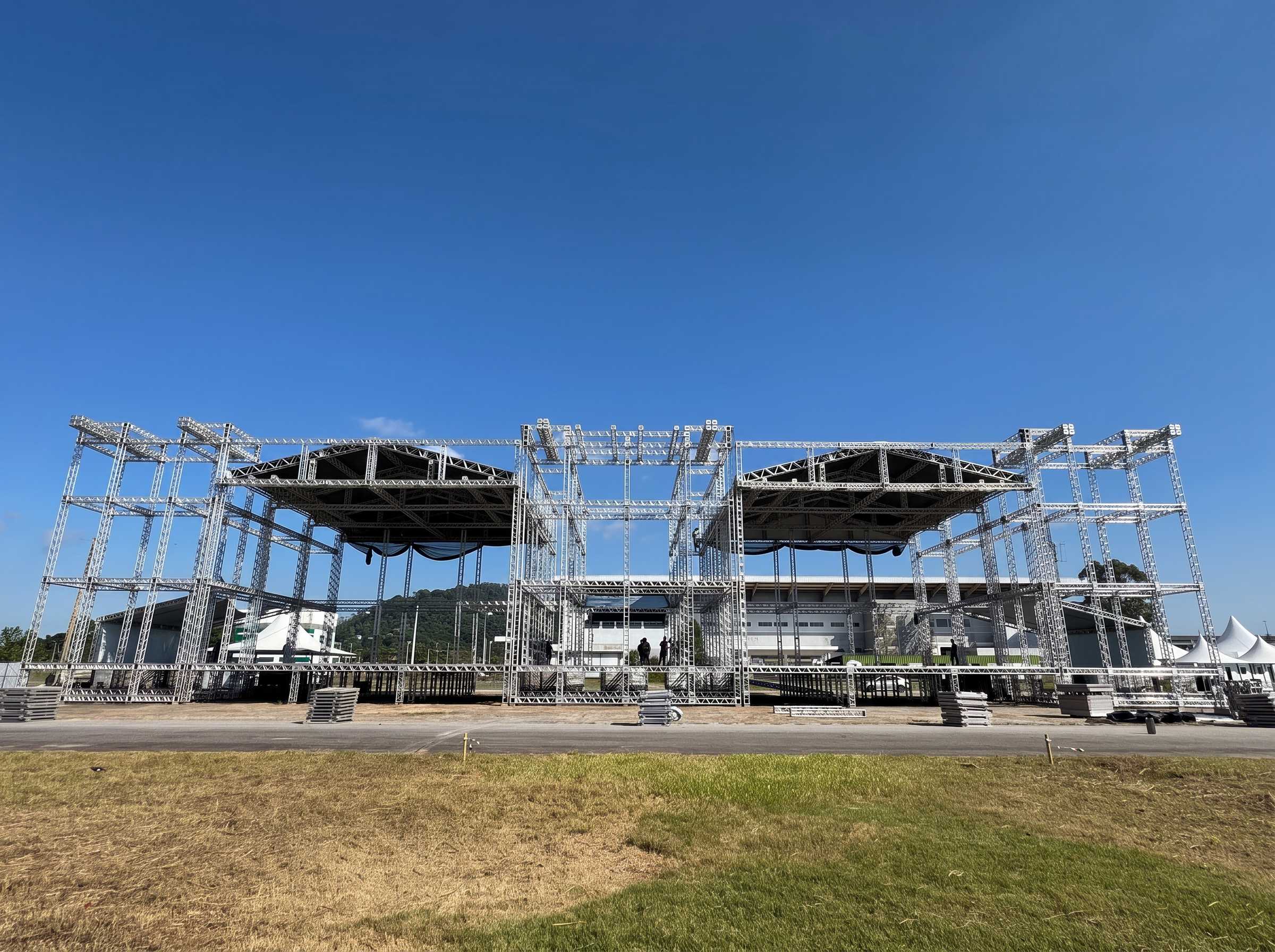 Palco com estruturas de alumínio NewForm em um festival noturno